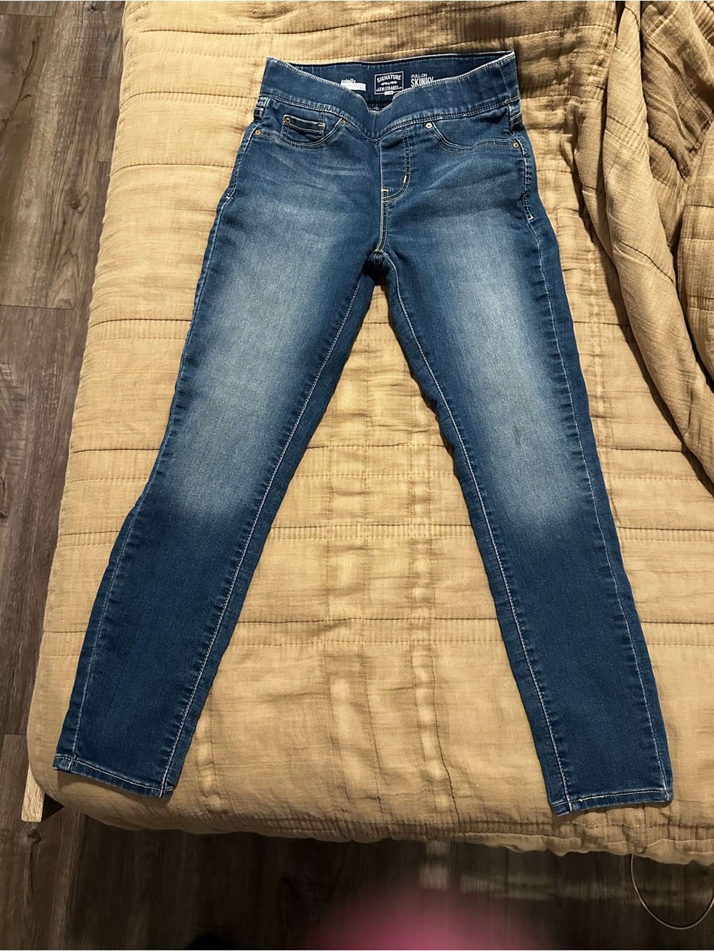 Universal Thread Skinny Jeans in Faded Blue Wash